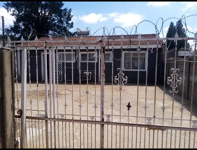 3 BEDROOM HOUSE FOR SALE IN ENNERDALE EXT 3